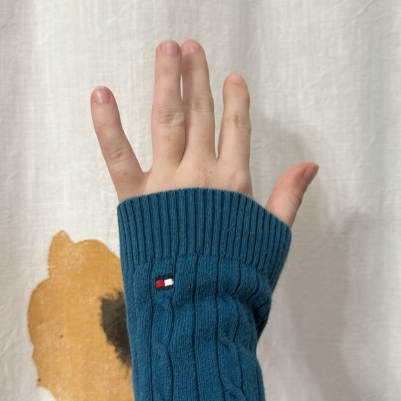 Women’s Tommy Hilfiger Blue Cable Knit V-Neck Long Sleeve Sweater. Size Small. - Picture 3 of 9